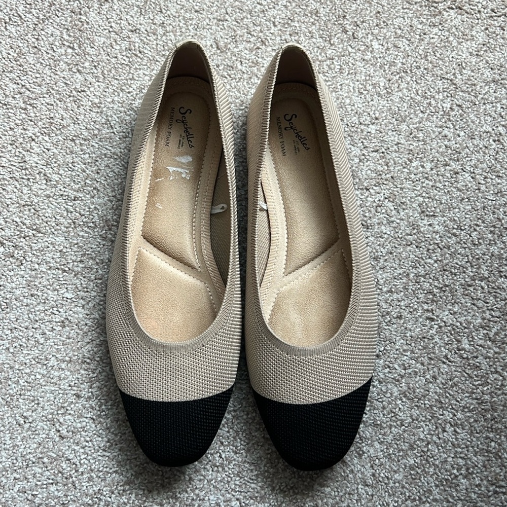 Seychelles flats beige with black tip. NWOT size 10 WIDE